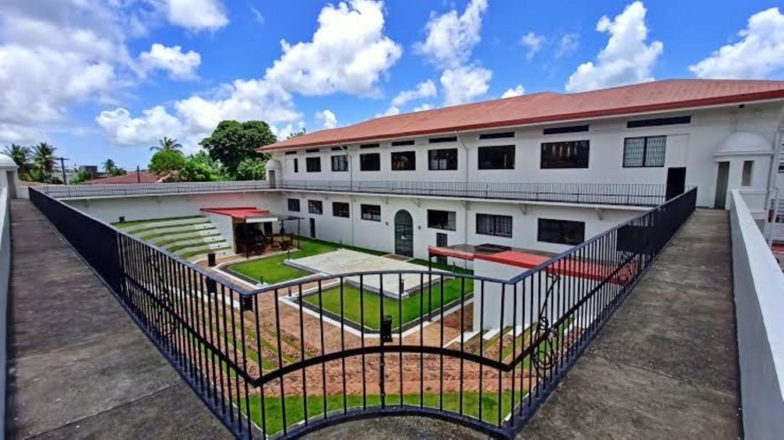 Fernando'S Hotel Sorsogon Экстерьер фото